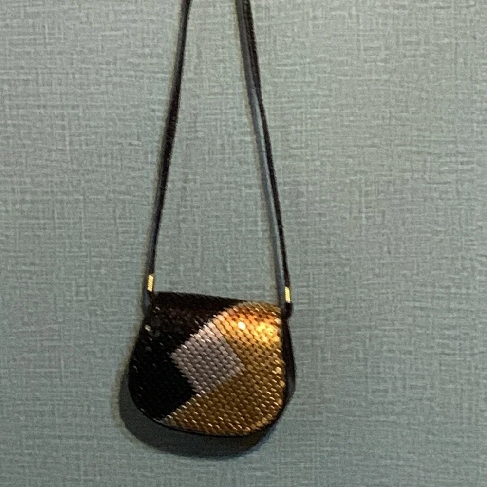 80s Evening Bag Crossbody Black, Silver & Gold Shiny Chainmail Exterior - Picture 4 of 8